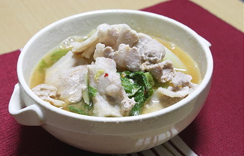 今日のキムチ料理レシピ：バター風味の豚肉と白菜のピリ辛味噌汁